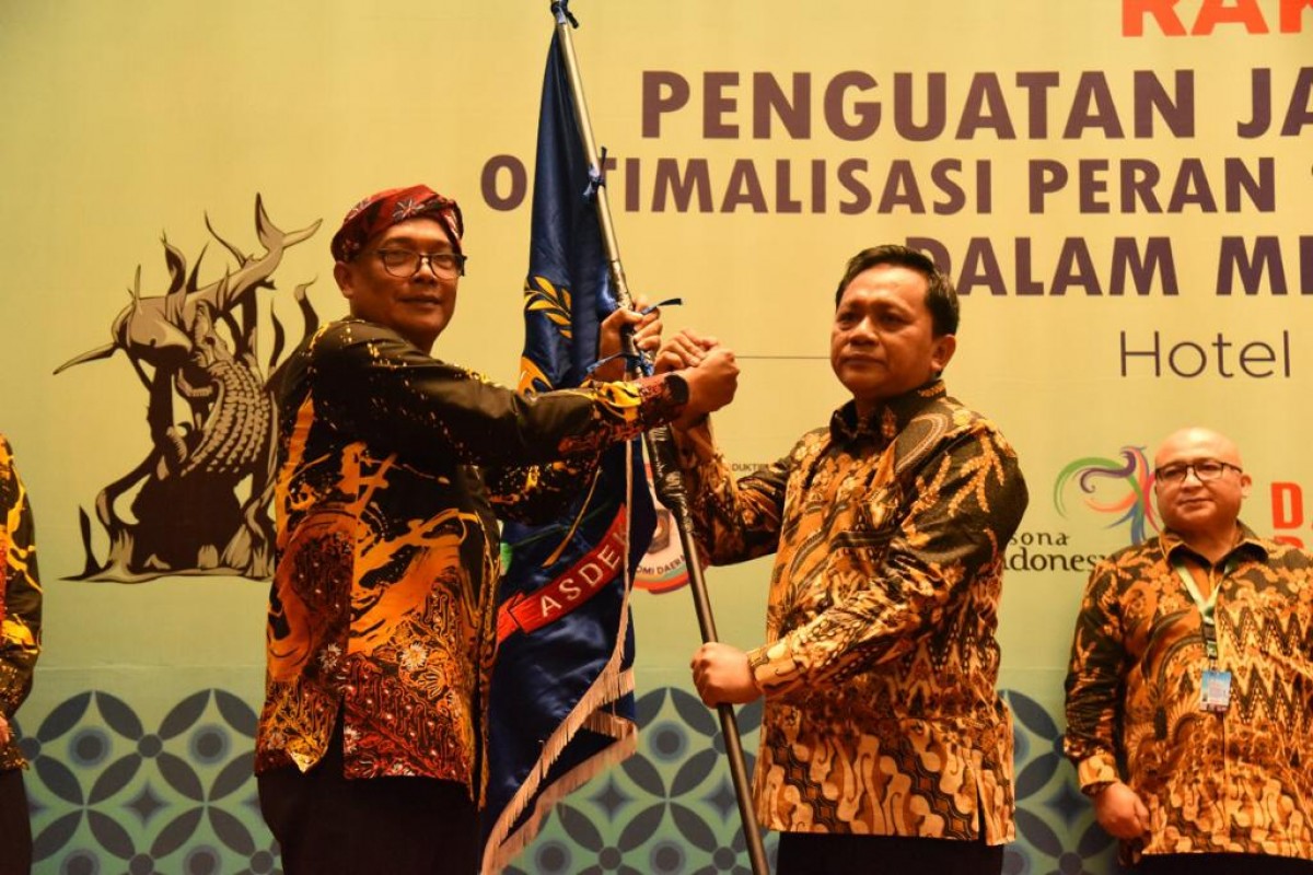 Sekwan Lamongan, Aris Wibawa (kanan) saat serah terima jabatan menggantikan Widyo Prayitno (kiri) menjadi Ketum DPN Asdeksi. (Foto : Adyad Ammy Iffansah/jatimnow.com)