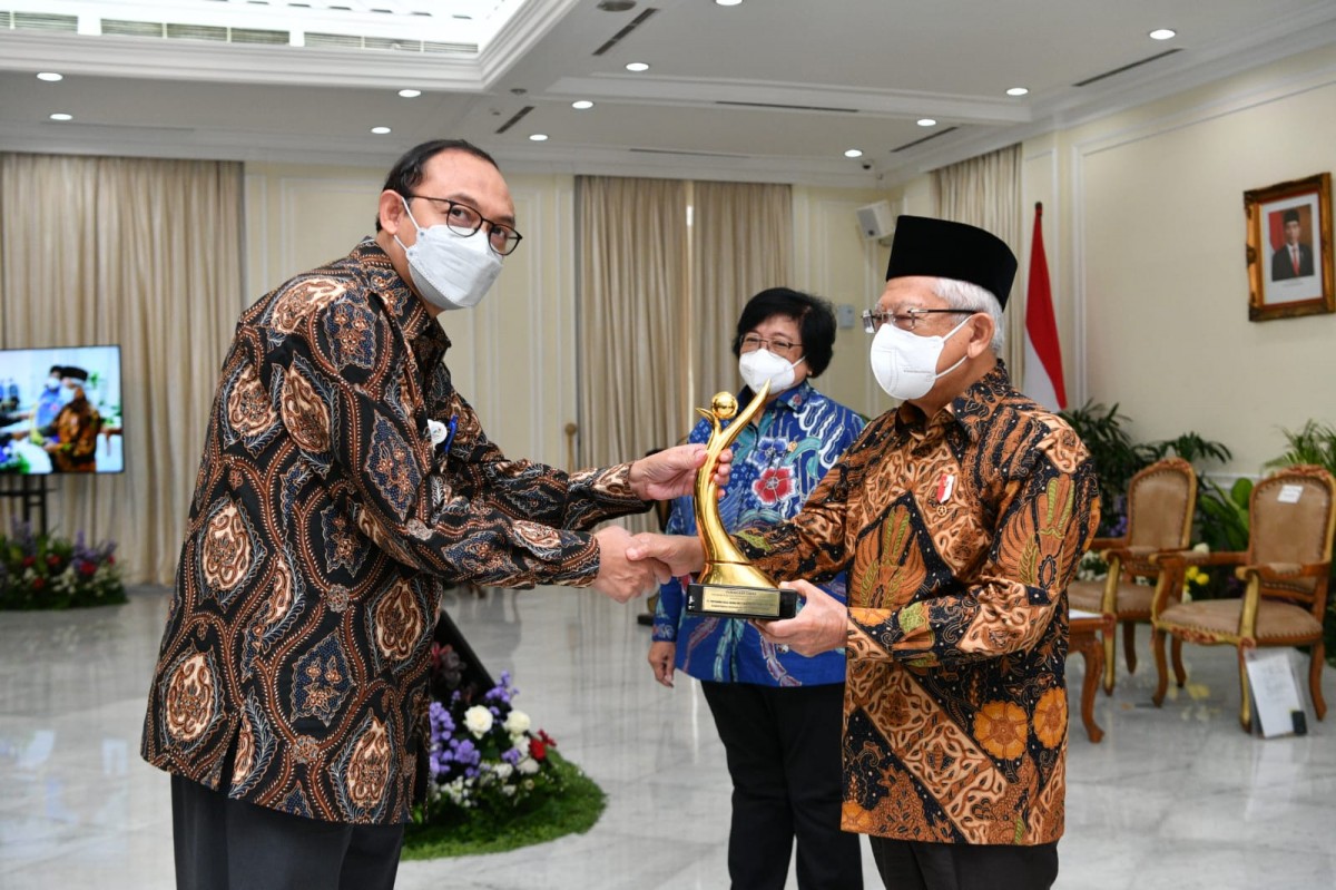 Wakil Presiden, KH Ma'ruf Amin dan Menteri LHK RI, Siti Nurbaya saat memberikan penghargaan pada Direktur PHE WMO, Endro Hartanto di di Istana Wapres - (Foto: Eko for jatimnow.com)