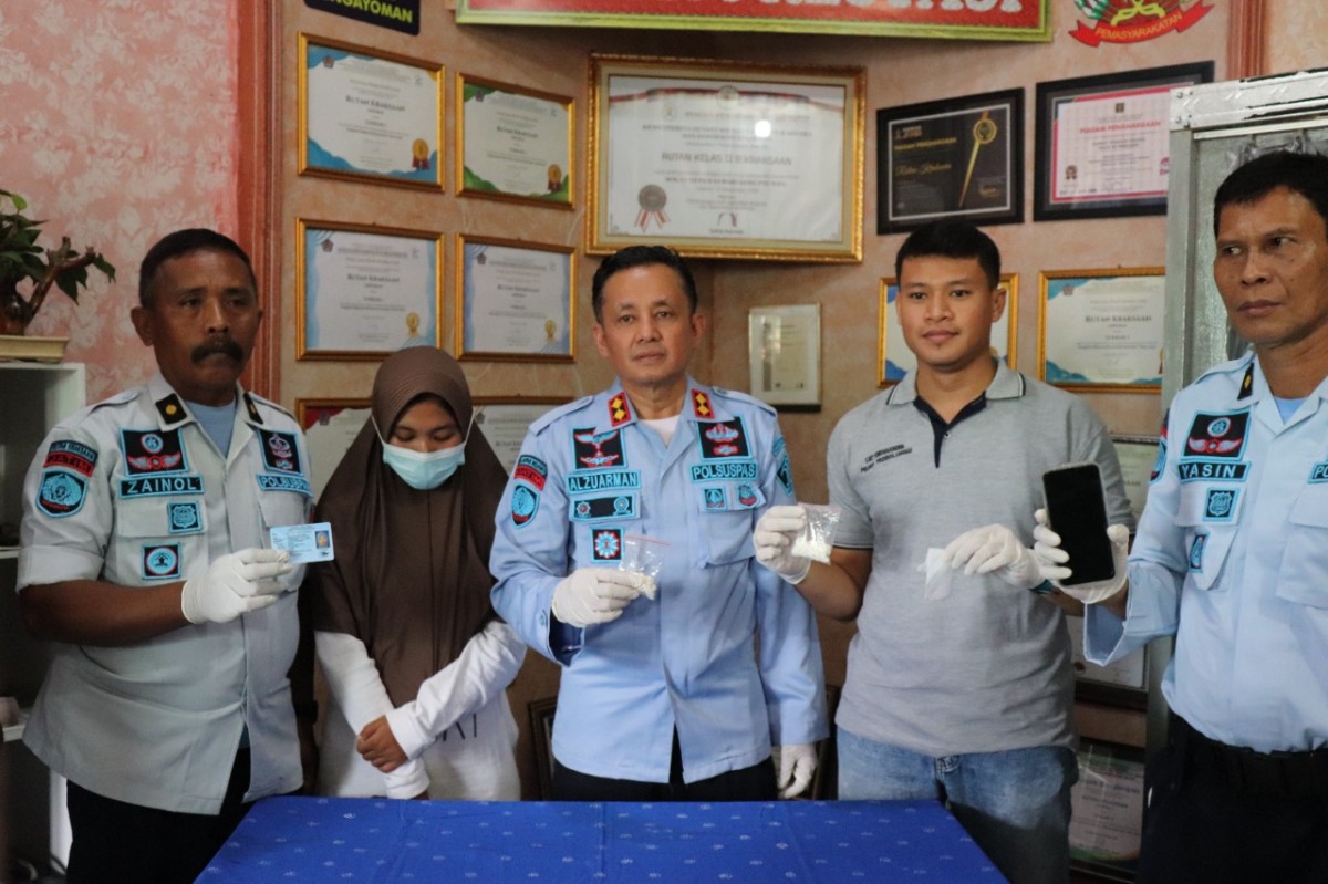 Tersangka dan barang bukti trihexyphenidyl yang diselundupkan ke Rutan Kraksaan. (Foto: Humas Kemenkumham Jatim for jarimnow.com)