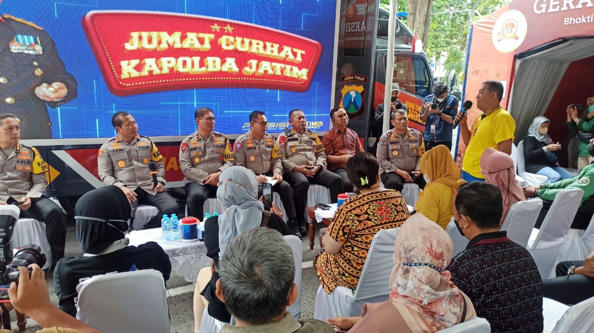 Kapolda Jatim, Irjen Pol Toni Harmanto didampingi Wakapolda Brigjen Pol Slamet Hadi Supraptoyo dan pejabat utama dalam program Jumat Curhat di Taman Bungkul Surabaya (Foto-foto: Humas Polda Jatim)