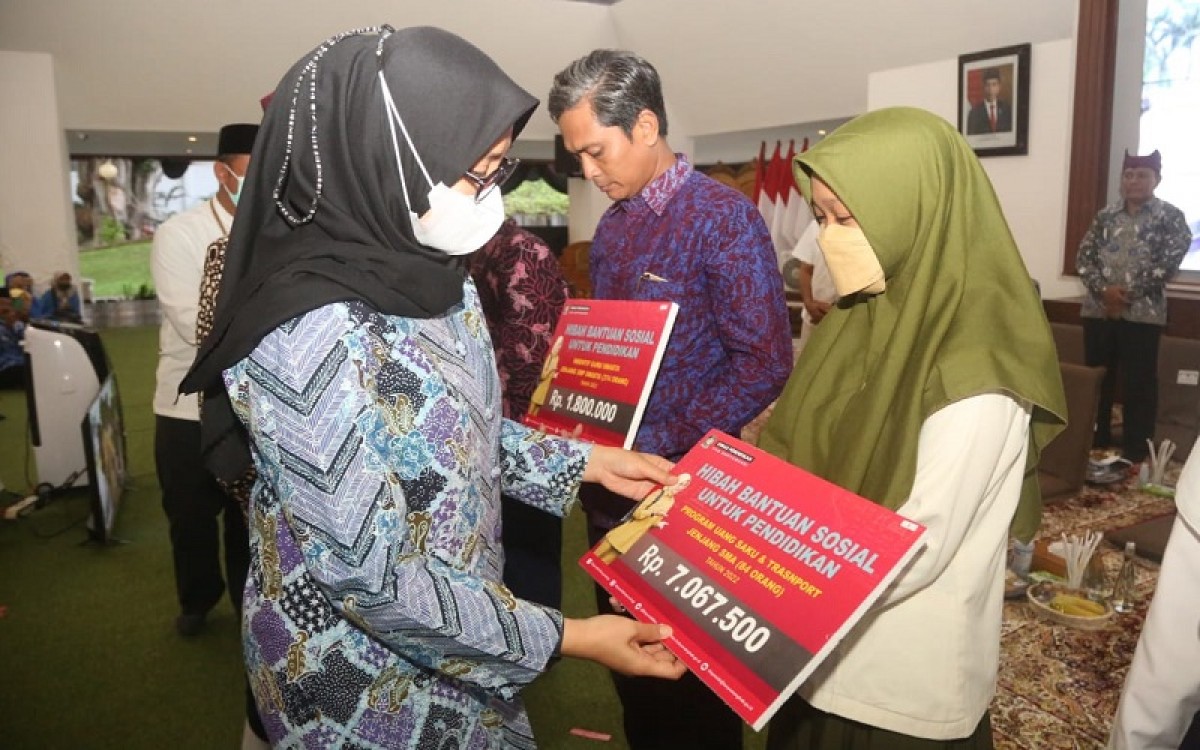 Bupati Banyuwangi Ipuk Fiestiandani saat menyerahkan hibah secara simbolis di Pendopo Sabha Swagata Blambangan. (Foto: Humas Pemkab Banyuwangi)