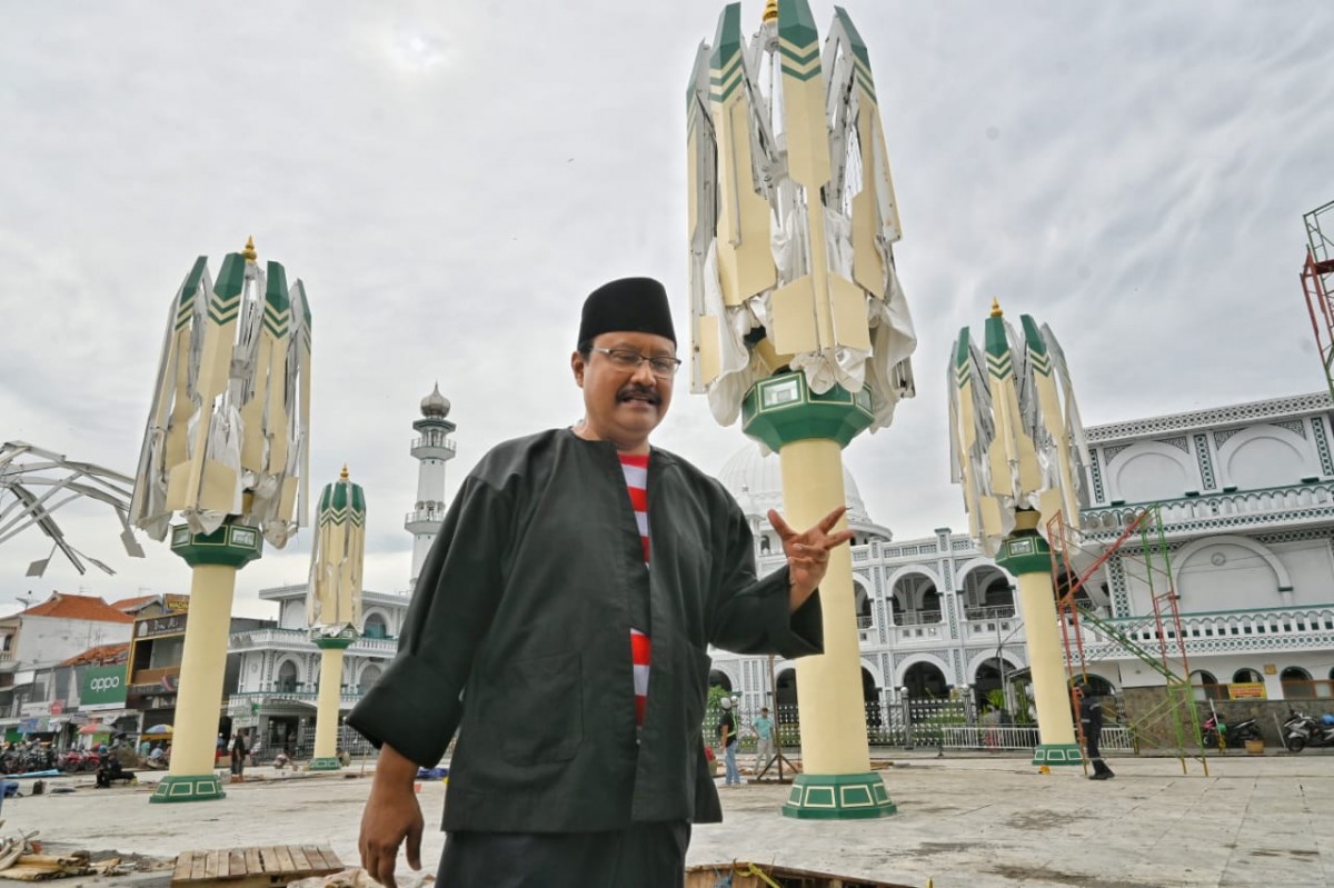 Wali Kota Saifullah Yusuf (Gus Ipul) saat melihat progres pembangunan Payung Madinah di Alun-alun Kota Pasuruan (Foto-foto: Humas Pemkot Pasuruan)