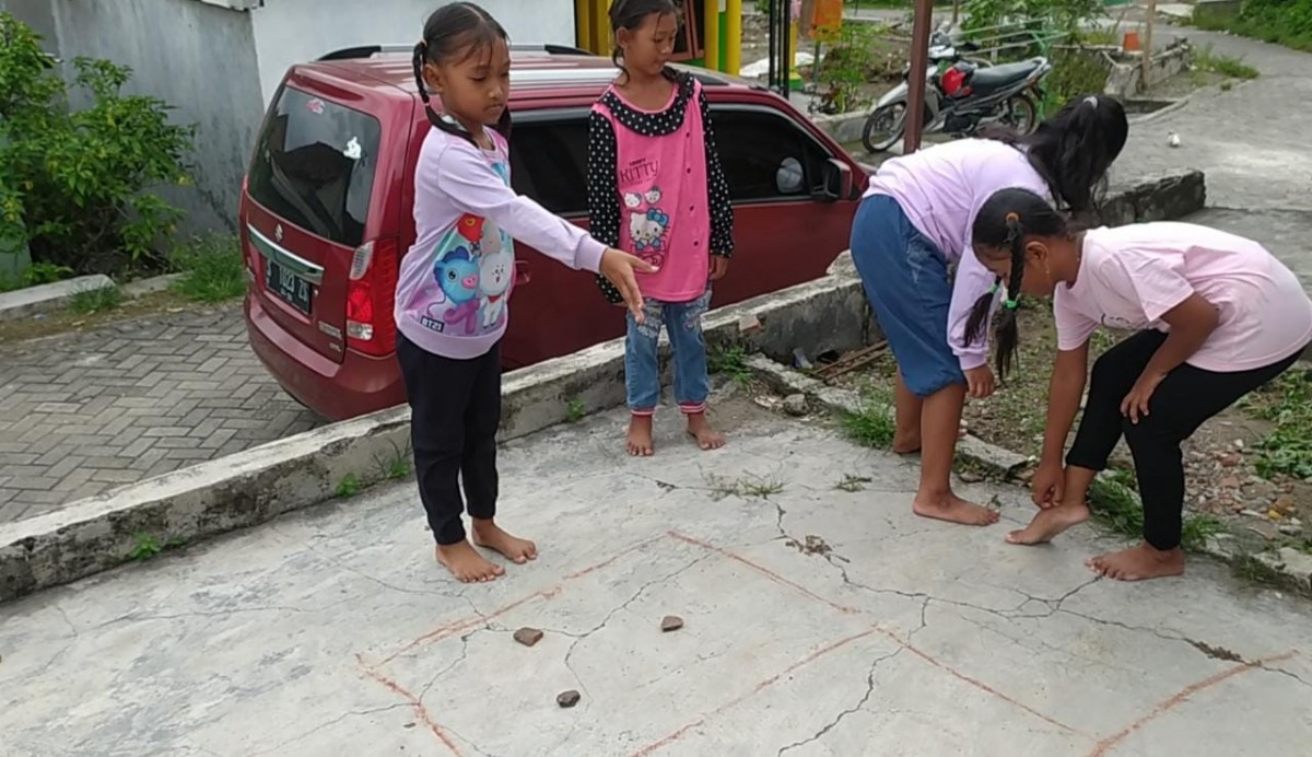 Keseruan anak-anak di Desa Munungkerep, Kecamatan Kabuh, saat memainkan permainan tradisional. (foto: Elok Aprianto/jatimnow.com)