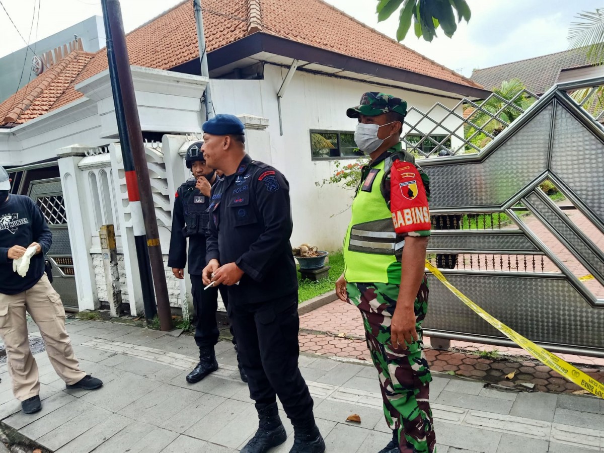 Tim Jibom Gegana Polresta Sidoarjo setelah mengevakuasi paket berbau busuk Sabtu (31/12/2022). (foto-foto: Hutabarat for jatimnow.com)