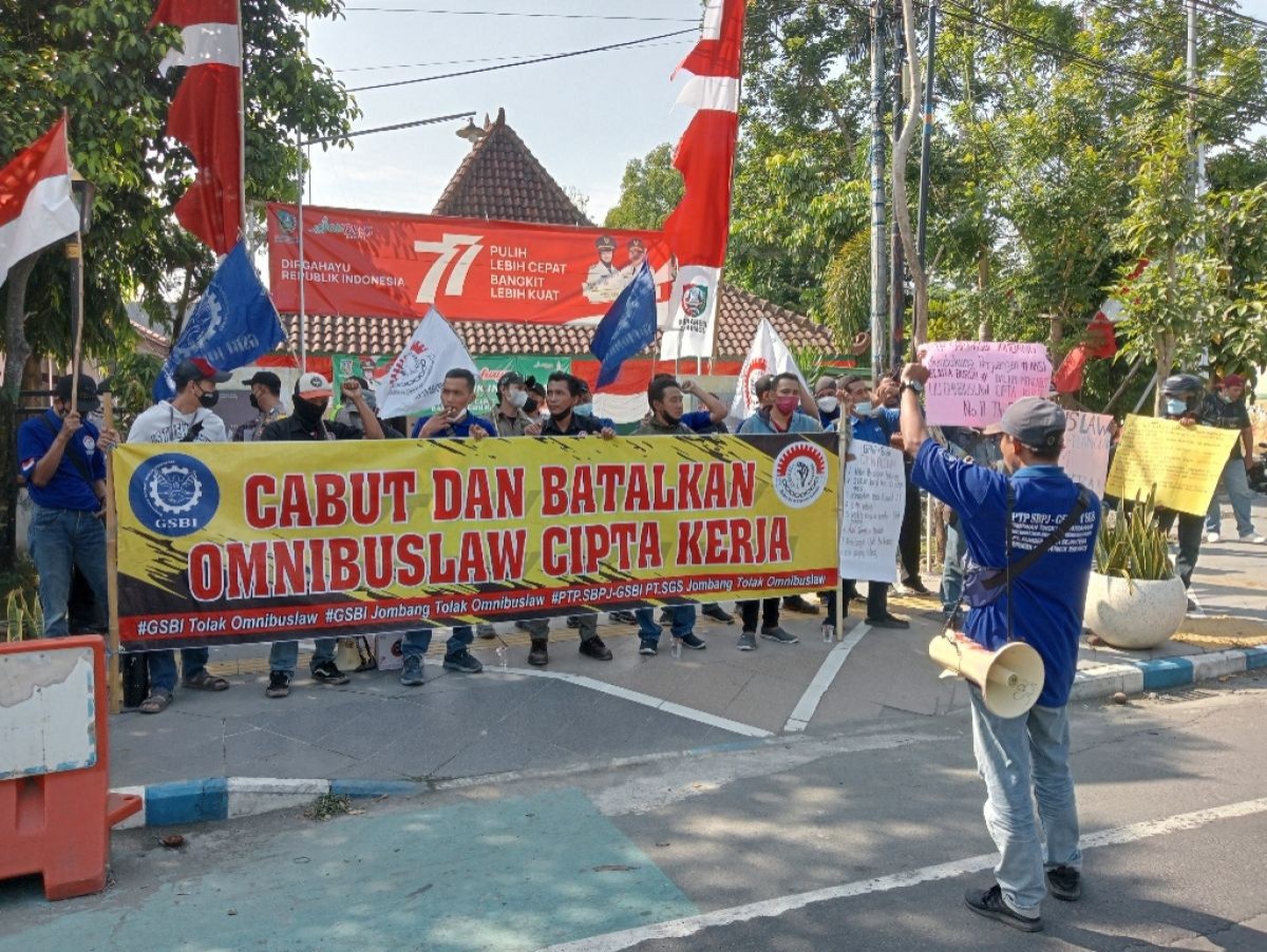 Masa buruh menggelar aksi tolak Omnibuslaw Cipta Kerja di depan kantor Disnakertrans Kabupaten Jombang pada 10 Agustus 2022 (Foto: Dok. jatimnow.com)