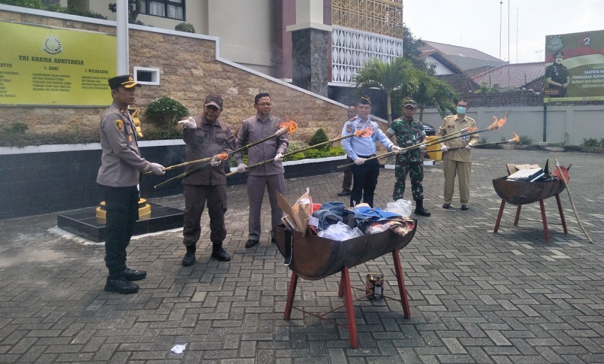 Pemusnahan barang bukti di depan Kejaksaan Negeri Bojonegoro. (Foto: Misbahul Munir/jatimnow.com)
