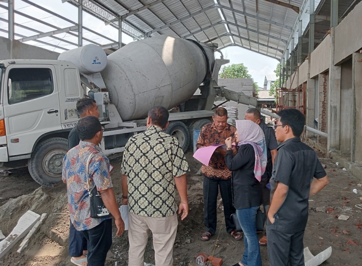 Komisi C DPRD Jombang saat melakukan sidak di Pasar Tunggorono. (Foto: Elok Aprianto/jatimnow.com)
