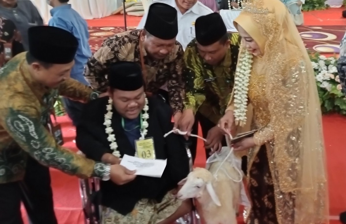 Duduk di Kursi Roda, Pria Ini Menikahi Kekasihnya dengan Mahar Kambing