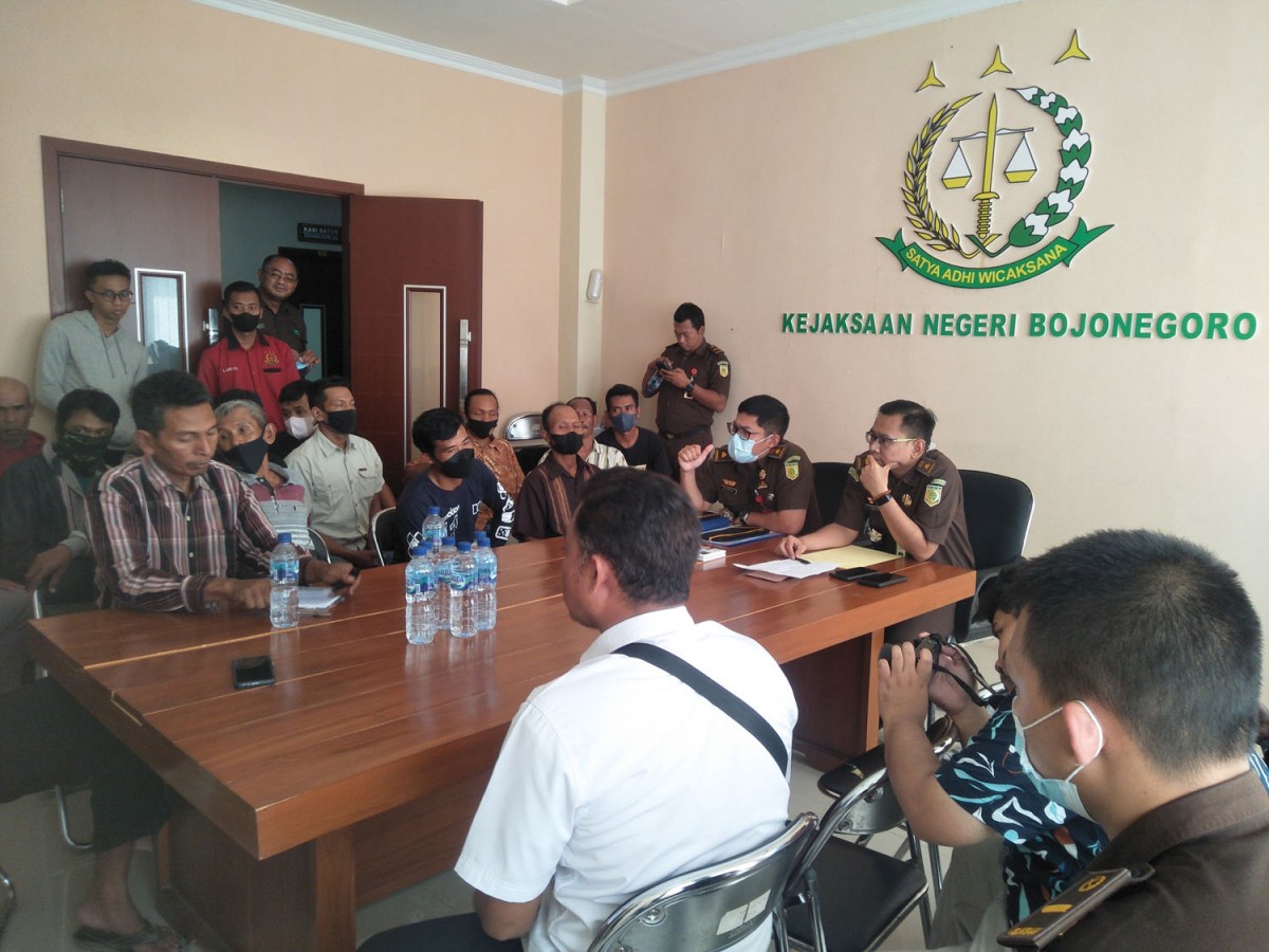 Sejumlah warga Desa Deling, Kecamatan Sekar saat melakukan audiensi dengan Kasi Pidsus dan Intel di Kantor Kejaksaan Negeri Bojonegoro (Foto-foto: Misbahul Munir/jatimnow.com)