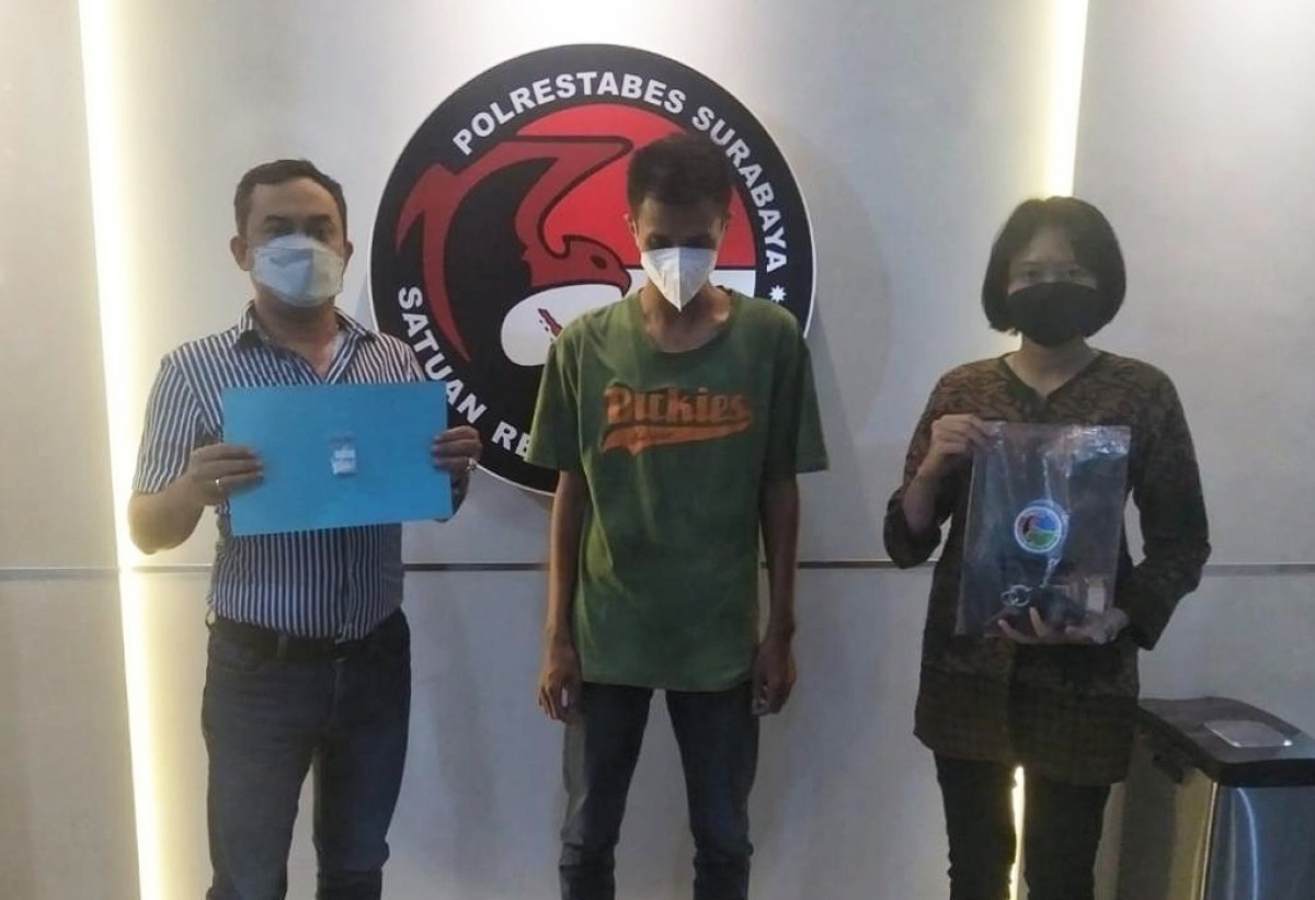 Tersangka bos rental mobil yang edarkan sabu. (Foto: Satnarkoba Polrestabes Surabaya)