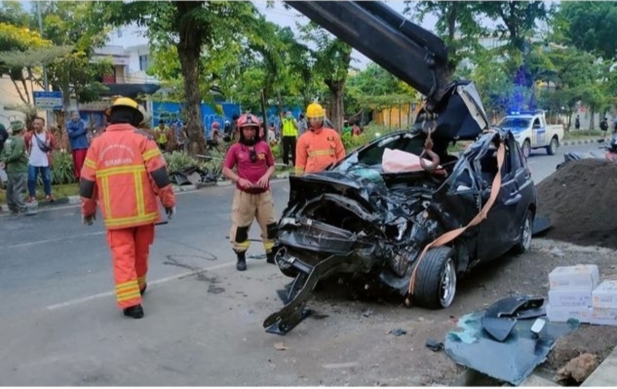 Evakuasi mobil yang menabrak pohon. (Foto: BPBD Surabaya)
