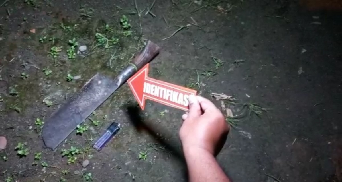 Golok yang digunakan pelaku membacok istrinya (Foto: Hasan Assegaf for jatimnow.com)