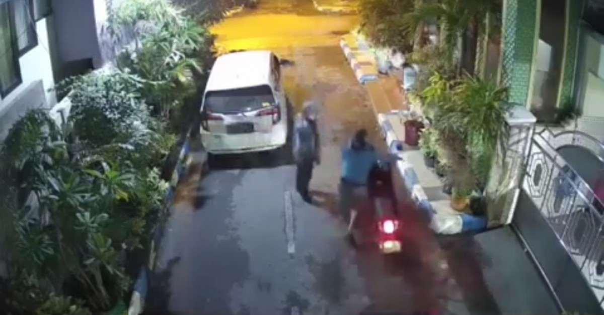 Aksi maling motor saat tertangkap kamera CCTV di Gang Arjuna Demangan, Kelurahan Sukomulyo, Lamongan Kota. (Foto : Tangkapan layar IG @InfoLamongan)