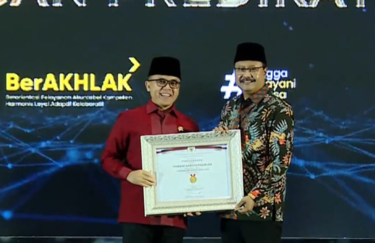 Wali Kota Pasuruan Saifullah Yusuf (Gus Ipul) saat menerima penghargaan dari MenPAN-RB di Jakarta (Foto-foto: Humas Pemkot Pasuruan)