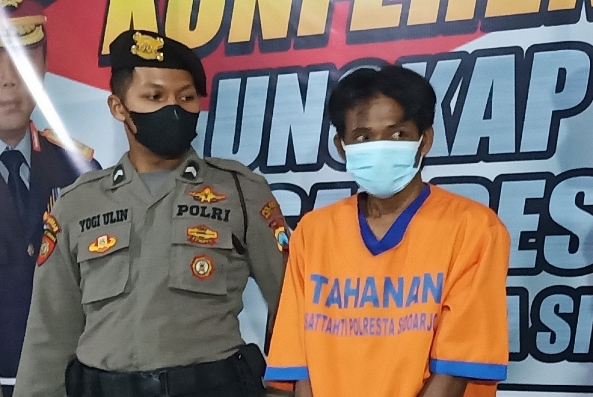 Tampang R (42) saat gelaran rilis di Polresta Sidoarjo. (Foto: Zainul Fajar/jatimnow.com)