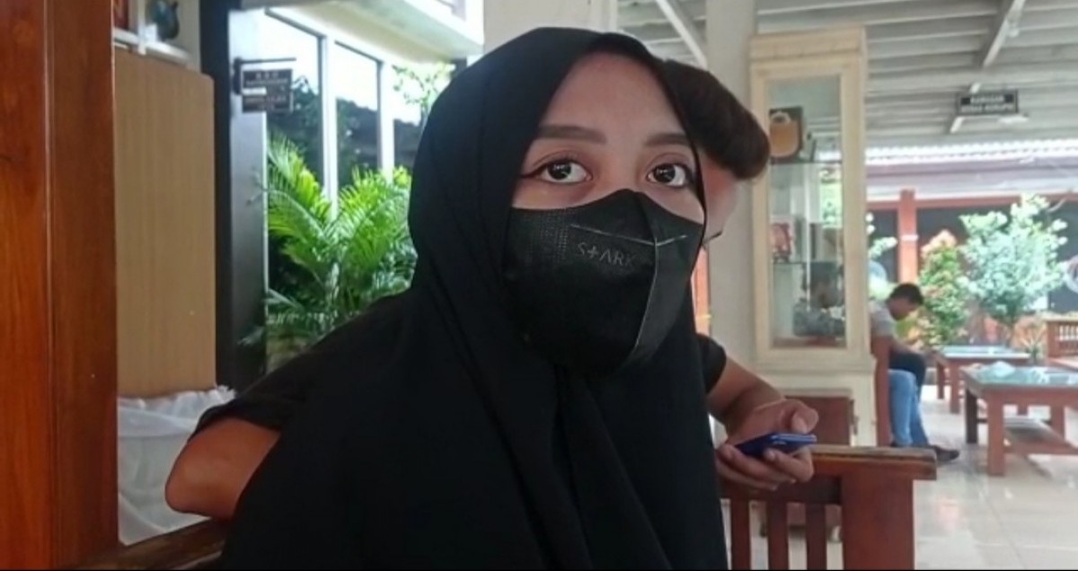 Korban pencabulan oleh pacar saat datangi Polres Lamongan didampingi suami. (Foto : dok. Adyad Ammy Iffansah/jatimnow.com)