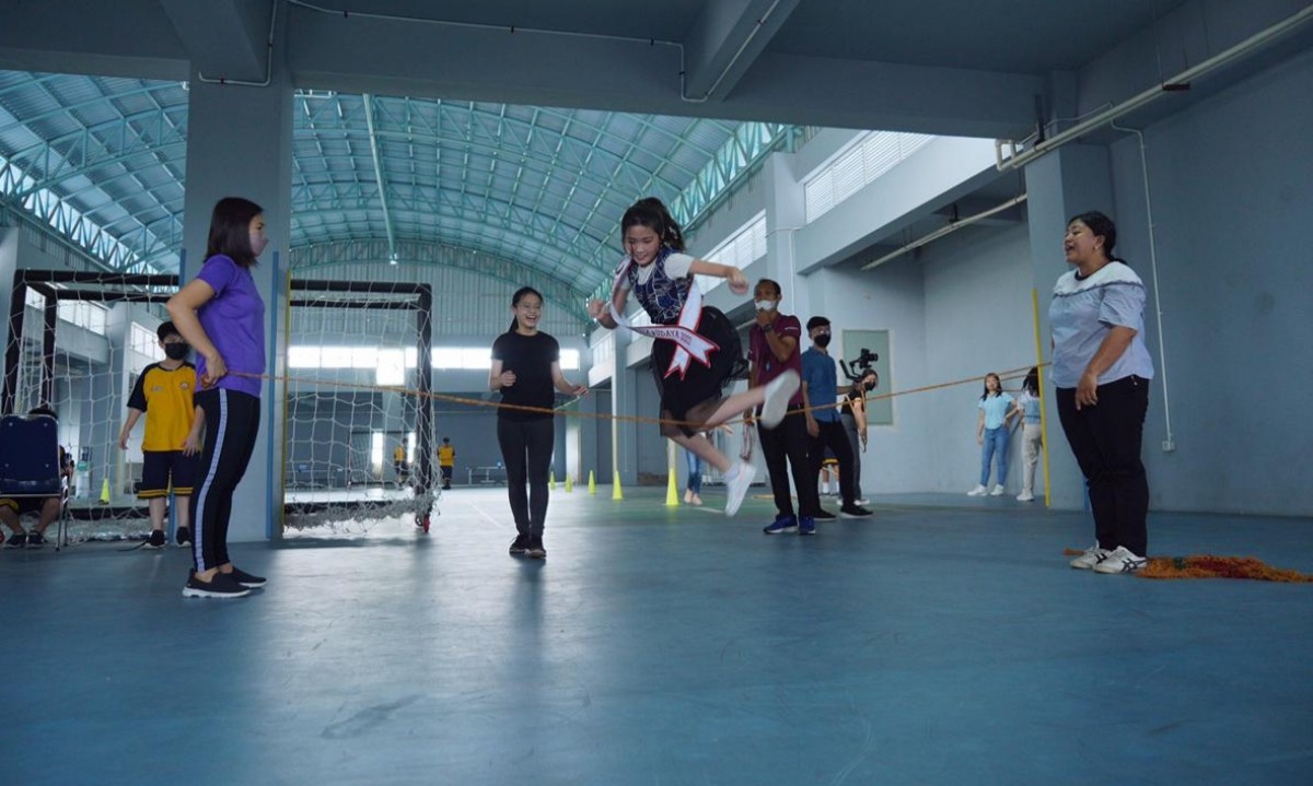 Karina kampanyekan dan mengajak teman-temannya untuk tidak meninggalkan permainan tradisional asli Indonesia. (Foto: Humas Elyon school for jatimnow.com)