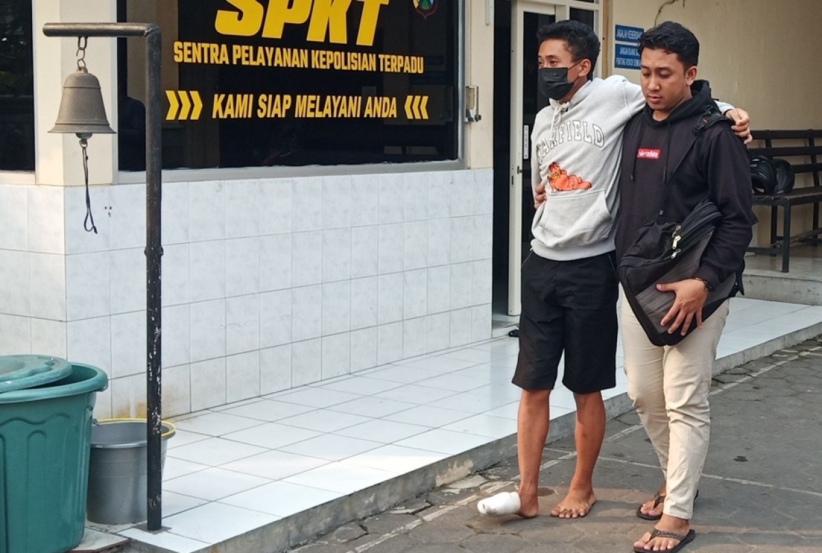 Korban saat melapor di Polsek Sukodono. (Foto: Zainul Fajar/jatimnow.com)