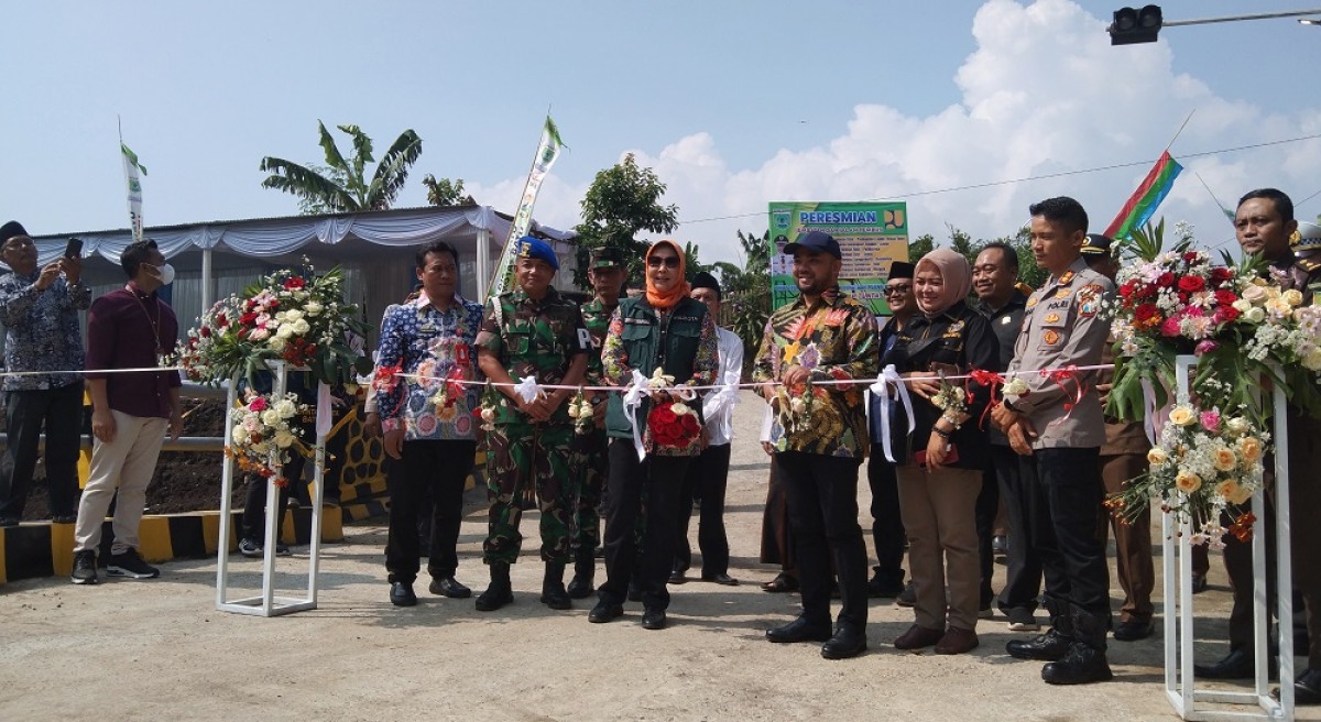 Wali Kota Batu, Dewanti Rumpoko memotong pipa Jembatan Telogo Towo yang menghubungkan dua kecamatan di Kota Batu. (Foto: Galih Rakasiwi/jatimnow.com)