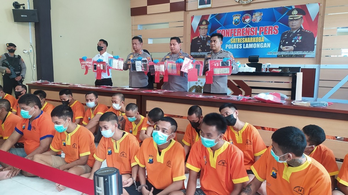 Ungkap kasus peredaran narkoba di Lamongan. Polisi sebut pengedar manfaatkan layanan online shop dan ekspedisi. (Foto: Adyad Ammy Iffansah/jatimnow.com)