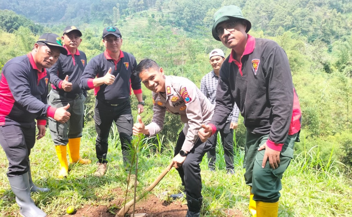 Tanam Pohon Kolaboratif untuk Selamatkan Kawasan Hutan Kota Batu