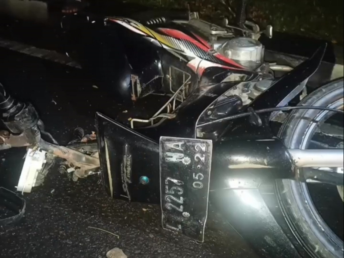 Pemotor Supra X Tewas Tabrak Pembatas Jalan di Surabaya