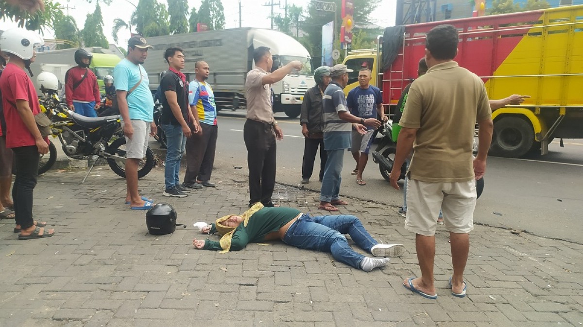 Mobil Lawan Arus Tabrak Pemotor di Lamongan, Korban Patah Tulang