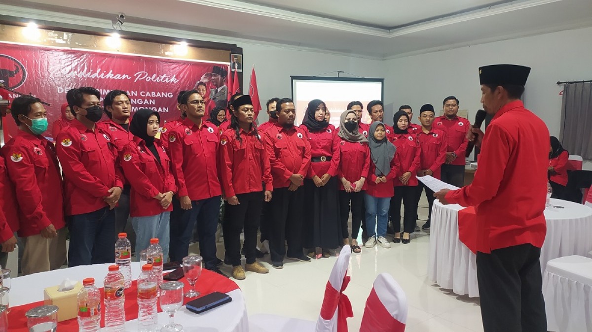Pelantikan sayap partai DPC PDIP Lamongan. (Foto: Adyad Ammy Iffansah/jatimnow.com)