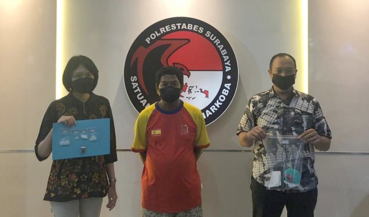 Tersangka MN diamankan polisi. (Foto: Satnarkoba Polrestabes Surabaya)