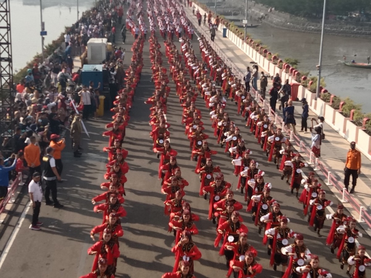 Jembatan Suroboyo Full, Penari Remo Siap Pecahkan Rekor Muri