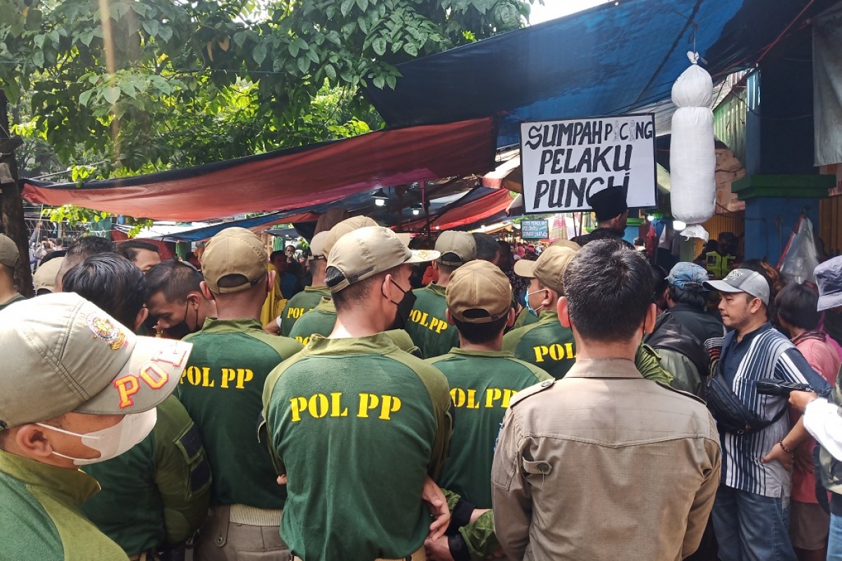 Petugas keamanan diadang oleh puluhan pedagang. (Foto: Zainul Fajar/jatimnow.com)