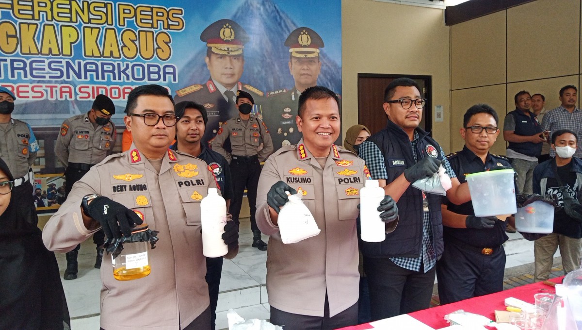 Alat dan bahan produksi pil ekstasi yang dijalankan driver ojol dibeber di Mapolresta Sidoarjo (Foto-foto: Zainul Fajar/jatimnow.com)