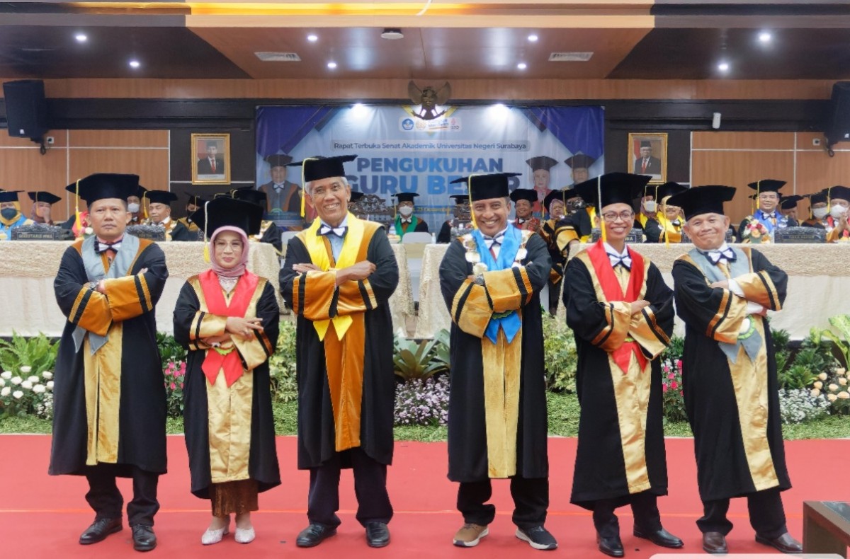 Pengukuhan empat guru besar Unesa (Foto: Humas Unesa for jatimnow.com)