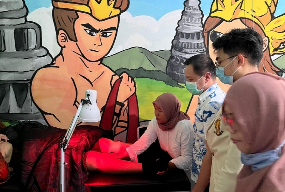 Tim Fakultas Kedokteran UWKS saat memberikan melalui penyuluhan dan general check up gratis di Pondok Osteoarthritis (Pondok OA) RW 03 Dukuh Kupang, Surabaya. (Foto: Humas UWKS for jatimnow.com)