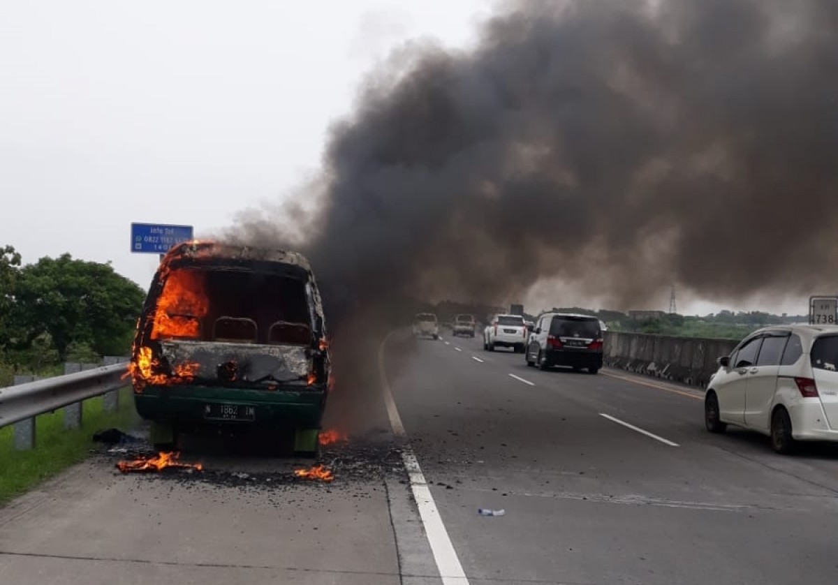 Mobil yang terbakar di Tol Sumo. (Foto: PJR Polda Jatim)