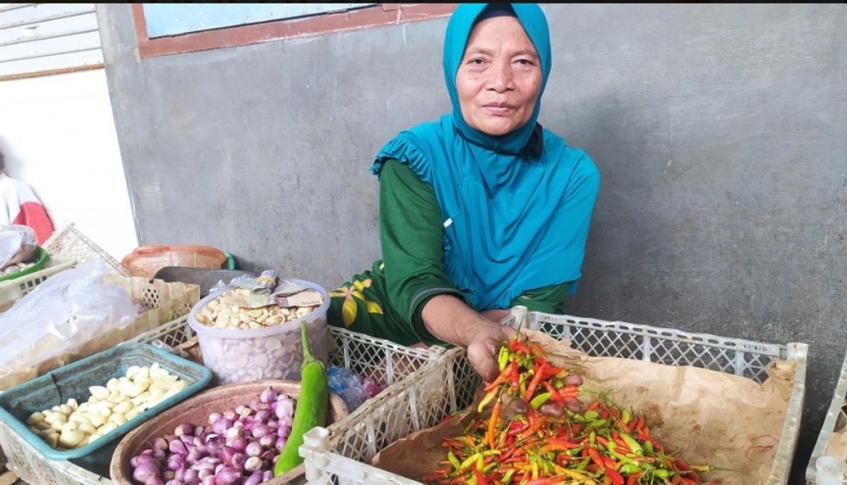 Salah satu pedagang kebutuhan pokok di Pasar Sidoharjo, Lamongan. (foto : Adyad Ammy Iffansah/jatimnow.com)