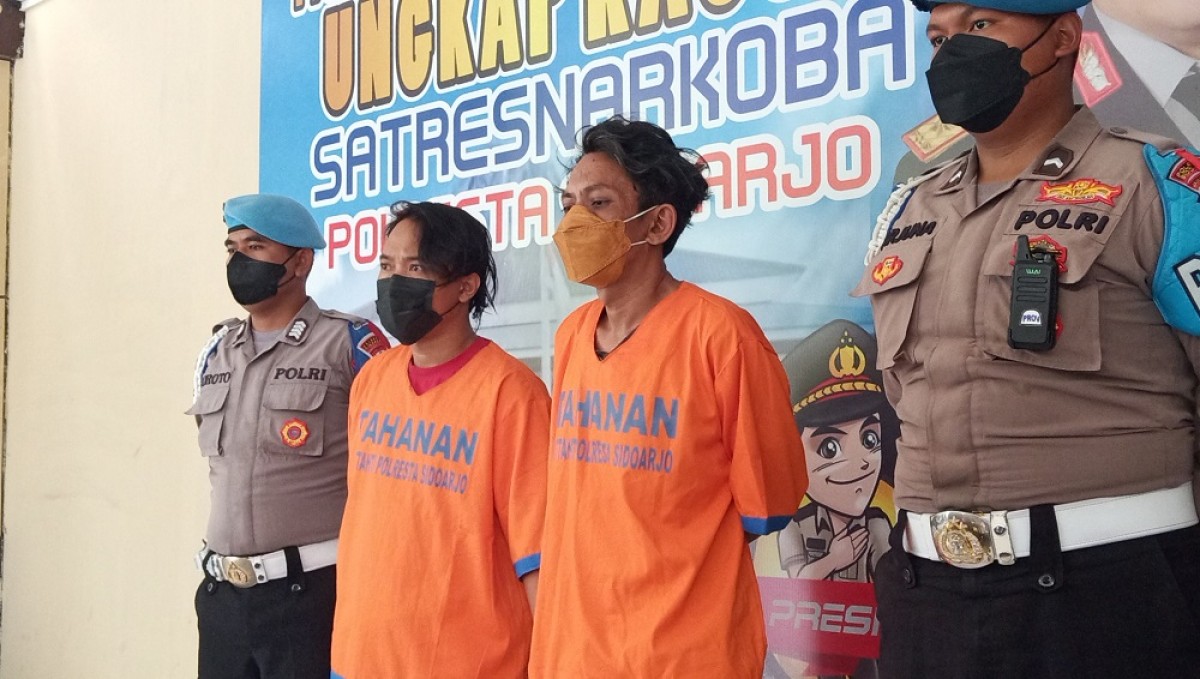 Kedua tersangka saat gelaran rilis Polres Sidoarjo. (Foto: Zainul Fajar/jatimnow.com)