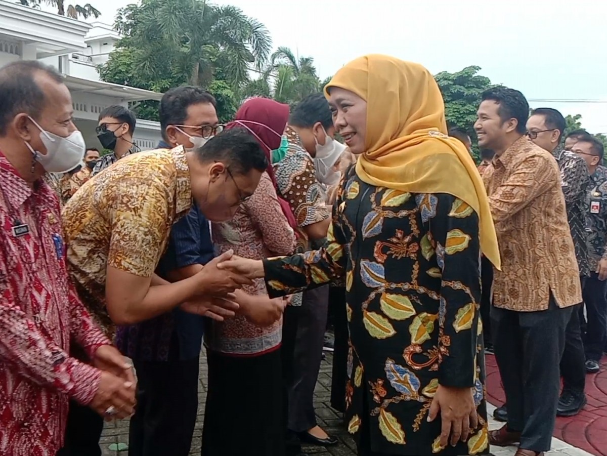 Gubernur Jatim Khofifah Indar Parawansa setelah giat apel akhir Tahun 2022 ASN pemprov (Foto: Rama Indra/jatimnow.com)