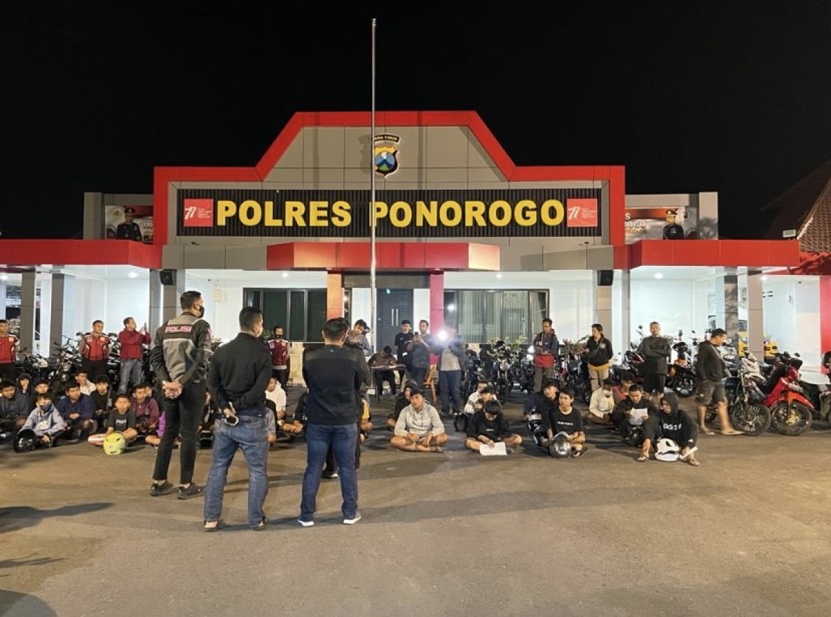Polres Ponorogo memberikan pembinaan kepada pelanggar R2. (foto: Polres Ponorogo for jatimnow.com)