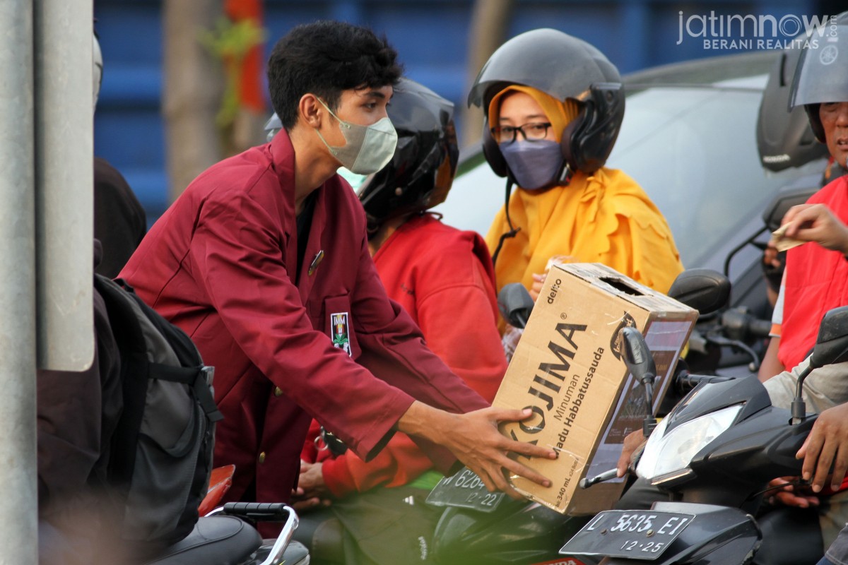 Aksi mahasiswa UMG galang dana untuk korban gempa Cianjur (Foto-foto: Sahlul Fahmi/jatimnow.com)
