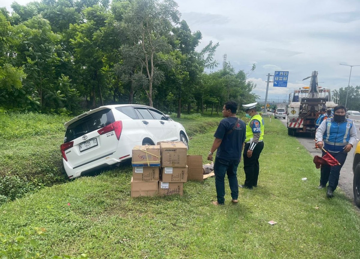 Pengemudi Alami Serangan Jantung, Mobil Innova Terperosok ke Parit Tol Waru