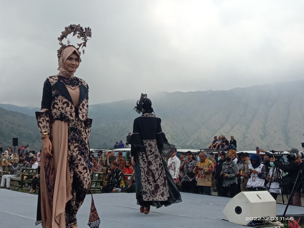 Salah satu model memamerkan karya desainer dalam Java Fashion Harmony 2022 di Bromo (Foto-foto: Rama Indra/jatimnow.com)