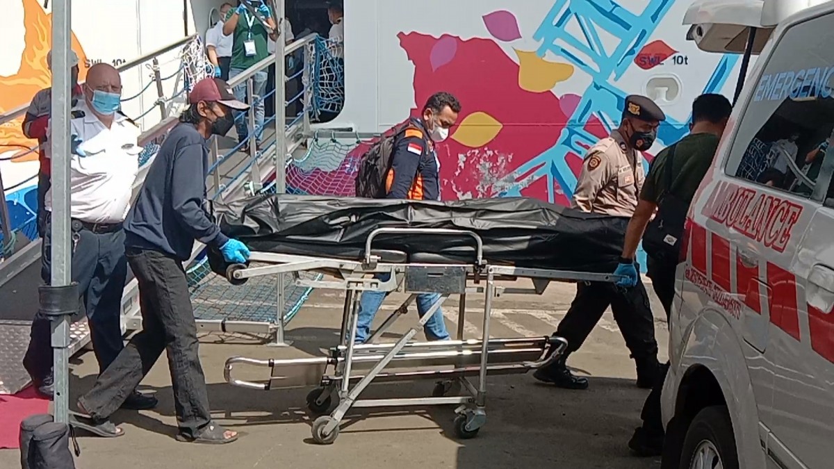 Evakuasi jenazah kru kapal pesiar asing MS Genting Dream (Foto: Rama Indra/jatimnow.com)