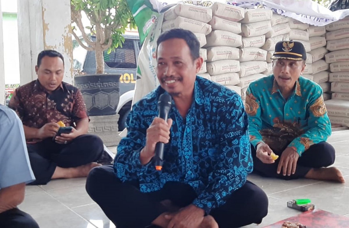 Naryo, warga Desa Sambongrejo saat menyampaikan keluhan terkait kelangkaan pupuk bersubsidi (Foto: Misbahul Munir/jatimnow.com)