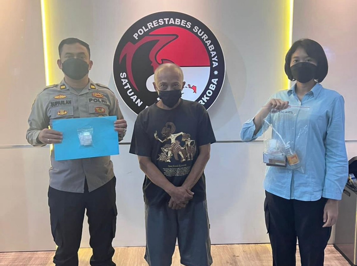 Kakek penjual kue asal Jalan Srikana, Surabaya yang terlibat peredaran narkoba (Foto-foto: Satresnarkoba Polrestabes Surabaya)