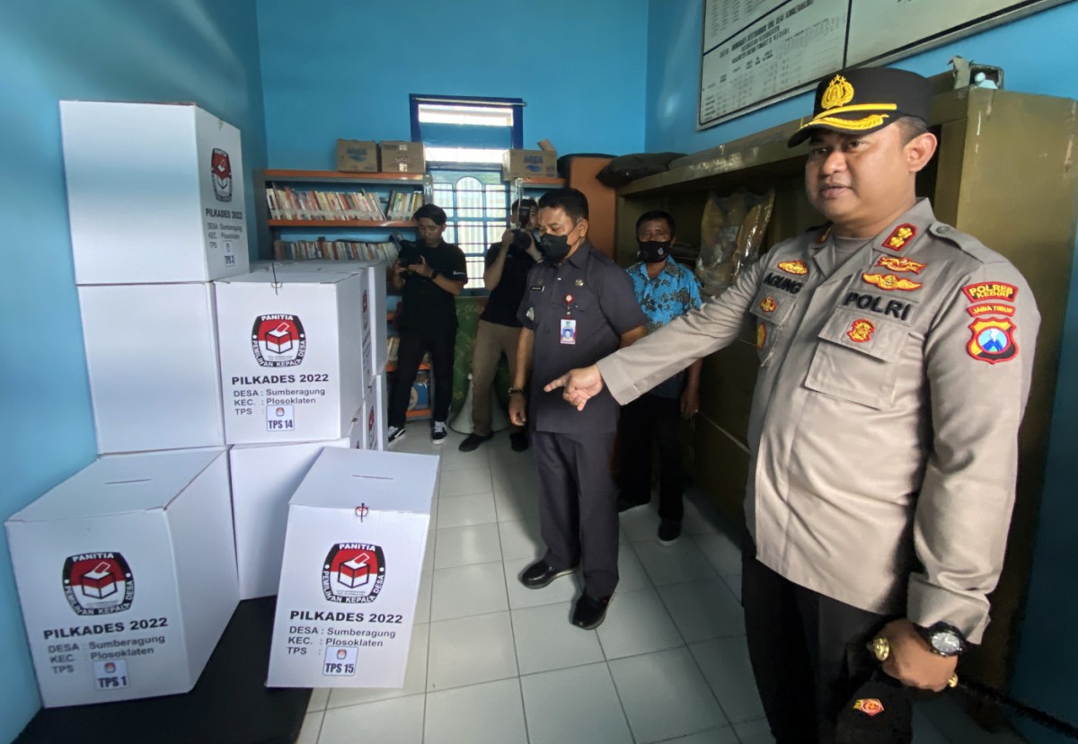 Kapolres Kediri dan Penjabat Sekda Kabupaten Kediri patroli TPS. (foto : Yanuar Dedy/jatimnow.com)
