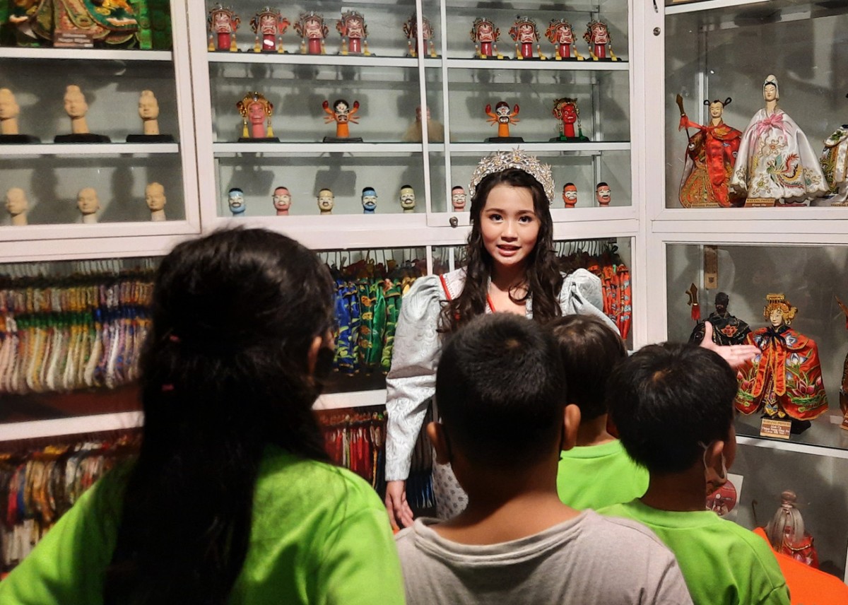 Putri Anak Indonesia Budaya, Karina Aliya Afandi menjelaskan budaya wayang di Kota Mojokerto. (Achmad Supriyadi/jatimnow.com)