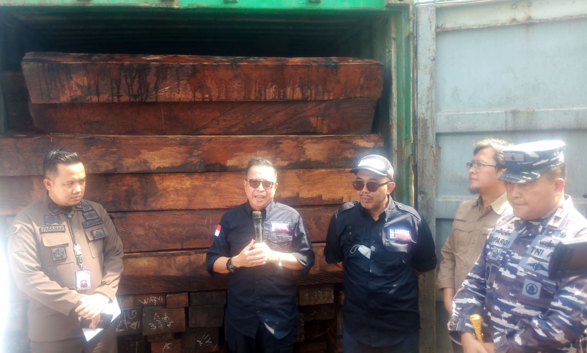 Dirjen dan petugas KLHK menunjukkan sejumlah kayu merbau ilegal yang disita di Depo Spil 8, Tanjung Batu, Surabaya (Foto-foto: Zain Ahmad/jatimnow.com)