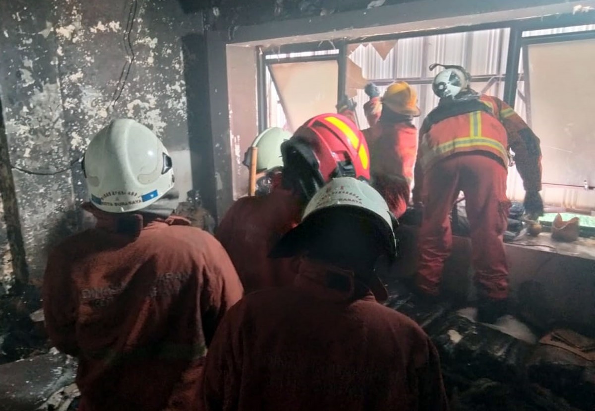 Proses pemadaman kebakaran toko ban (Foto: Info Kedaruratan 112 Surabaya)