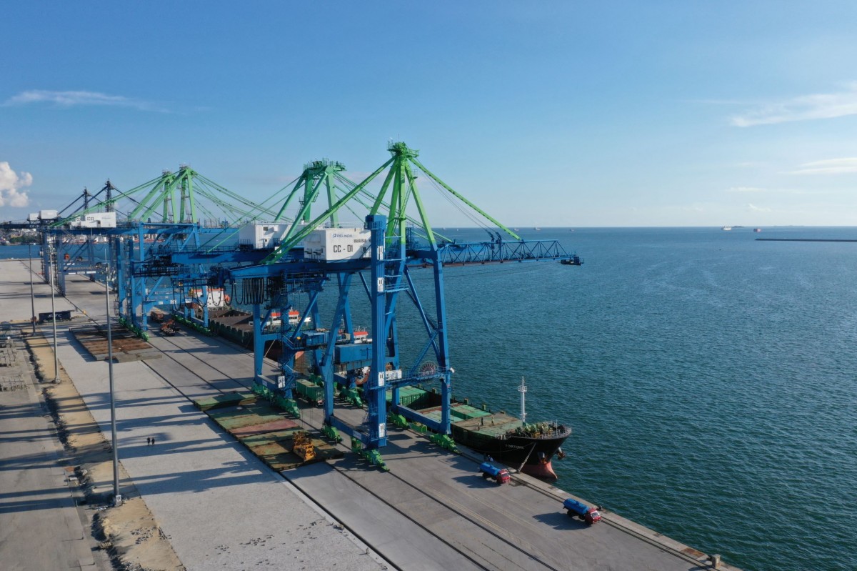 Aktivitas di TPK New Makassar terpantau berjalan normal dan masih bisa melayani tujuh kapal domestik. (foto: SPTP for jatimnow.com)